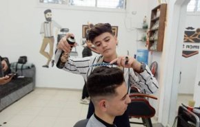 بالصور..رامي عليان.. حلاق بعمر 15 عاماً ينافس الكبار في غزة