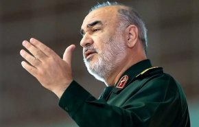 سرلشکر سلامی در پیامی به رهبر انقلاب: کشور را از عوارض تحریم‌های ظالمانه بی‌نیاز می‌کنیم
