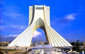 فیلم | لحظه شلیک توپ و تحویل سال نو در میدان آزادی تهران!