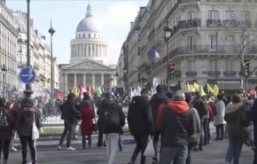 الآلاف يتظاهرون في باريس احتجاجا على عنصرية الشرطة والعنف الأمني

