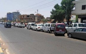 أطباء يغسلون السيارات لصيانة المدارس في السودان