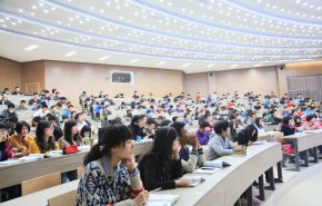 بالفيديو.. انهيار سقف على طلاب إحدى الجامعات الصينية