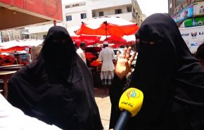 شاهد.. معاناة أهالي الحديدة من غلاء وشح المواد لتوفير موائد رمضان