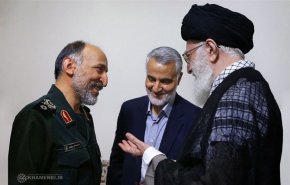 عکس؛ سردار حجازی در آغوش رهبر انقلاب