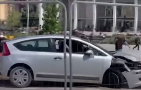 شاهد.. القفزة المدهشة لرجل يحاول ايقاف سائق متهور