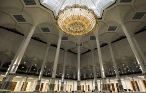 الجزائريون يؤدون صلاة عيد الفطر في مساجد العاصمة