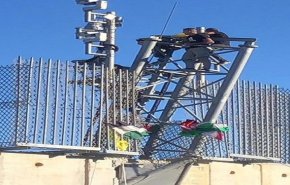 لبنانی‌ها پرچم فلسطین را بر فراز دیوار بتنی در مرز با فلسطین اشغالی به اهتزاز درآوردند