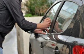 شاهد بالفيديو ..لص يسرق سيارة وبداخلها امرأة في السعودية