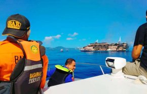 شاهد/ اندلاع حريق على متن عبارة في إندونيسيا وإنقاذ العشرات من ركابها
