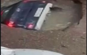 شاهد لحظة اختفاء سيارة عن الوجود بسبب المطر