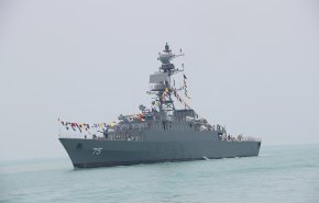 شاهد .. ايران تظهر تطورها العسكري بمدمرة دنا 