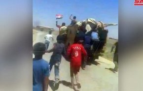 مردم سوریه نظامیان آمریکایی را از روستای خود بیرون کردند + فیلم
