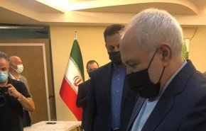 ظریف رای خود را به صندوق اخذ رای مستقر در آنتالیا ریخت
