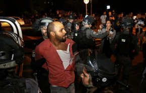 زخمی شدن ۲۰ فلسطینی در حمله نظامیان صهیونیست به شیخ جراح