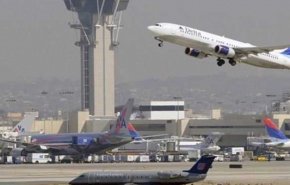 أميركي يقفز من طائرة متحركة في مطار لوس أنجلوس لسبب مجهول!
