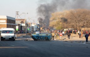 شاهد..نهب وقتل في جنوب أفريقيا تزامنا مع محاكمة زوما