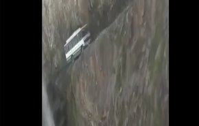 شاهد.. سير حافلة ركاب على حافة جبل يحبس الأنفاس!