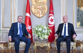 أردوغان أبلغ الرئيس التونسي بأهمية استمرار عمل البرلمان