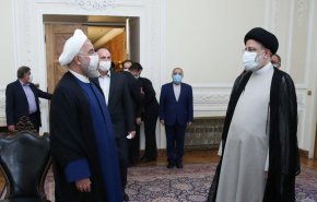 رئیس جمهور سابق دفتر کار را به آیت الله رئیسی تحویل داد
