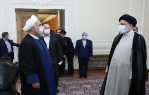 شاهد.. ابتهاج الرئيس الايراني بعد التفاؤل بالقرأن لدى وصوله ديوان الرئاسة