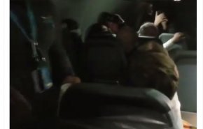 ربط شاب بمقعد الطائرة إثر اعتدائه على المسافرين!