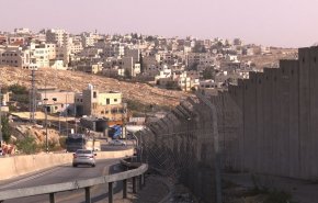 شاهد .. الإحتلال يعزل قرية حزما في القدس المحتلة ضمن مخططه الإستيطاني