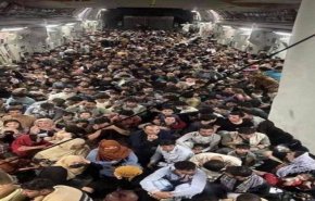 تصویری وحشتناک از یک شهروند افغانستانی در بیرون از هواپیمای درحال پرواز+ فیلم
