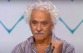 الشرطة الفلسطينية تفرج عن الشاعر زكريا محمد