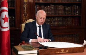 الرئيس التونسي يمدد تعليق عمل البرلمان