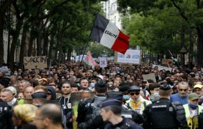 مظاهرات حاشدة تعم مدنا فرنسية مجددا ضد سياسة ماكرون لمواجهة كورونا

