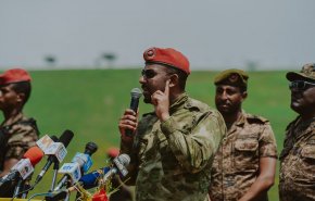 آبي أحمد بالزي العسكري: مستعدون للدفاع ضد أي قوة تهددنا