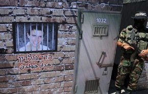 والدة الجندي الصهيوني الاسير هدار غولدين: الحكومة تخدعنا

