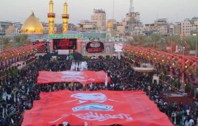 پرچم «حاج قاسم» بر دوش زائران در بین‌الحرمین