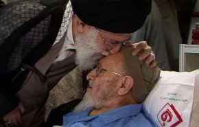 تصویر عیادت رهبر انقلاب از مرحوم آیت‌الله حسن‌زاده آملی