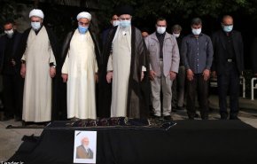 اقامه نماز رهبر انقلاب بر پیکر آیت‌الله حسن‌زاده آملی