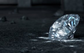 حين يبتسم الحظ.. امرأة تعثر على ماسة ثمينة أثناء تواجدها داخل حديقة
