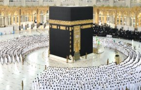 الحرم المكي يشهد أول صلاة جماعة بعد رفع الإجراءات الاحترازية
