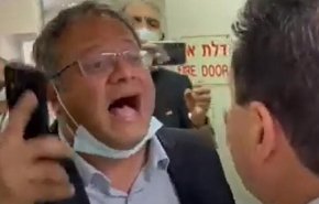 شاهد.. نائب إسرائيلي يحاول اقتحام غرفة أسير فلسطيني بالمستشفى