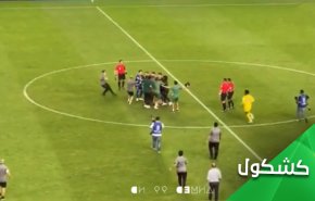 دعوا المشاهد تتحدث.. لاعبو أسطورة الكرة السعودية تحت الضرب والركل!