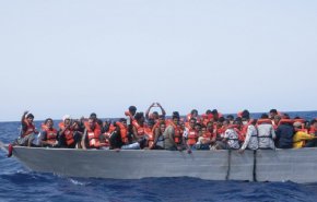منظمة ألمانية تعلن موافقة إيطاليا على إنزال 406 مهاجرين أنقذتهم مؤخرا