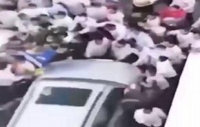 فيديو صادم.. مسؤول يدهس موظفي شركته بالكويت!
