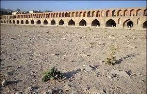 تجمع مردم اصفهان و درخواست از مسئولین برای رسیدگی به مشکل کم آبی در این استان
