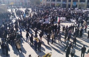 تجمع مسالمت آمیز مردم چهارمحال و بختیاری در مقابل امامزاده دو خاتون شهرکرد
