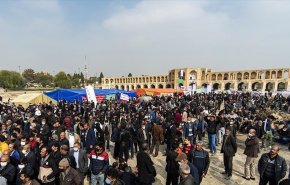 تجمع تعدادی از مردم اصفهان در بستر زاینده رود