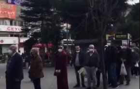 صف‌های طولانی در ترکیه برای خرید نان ارزان قیمت + فیلم