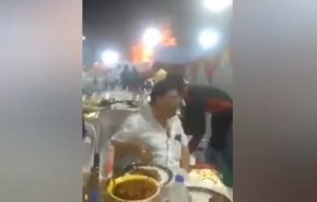 شاهد: ضيفان بحفل زفاف يواصلان تناول الطعام رغم اندلاع حريق!