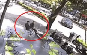 بالفيديو.. شابان يهربان من موت محقق بـ'معجزة'