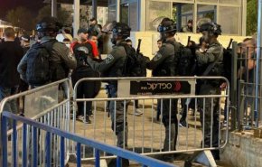 الاحتلال يمنع 11 مقدسيًّا من السفر إلى الخارج