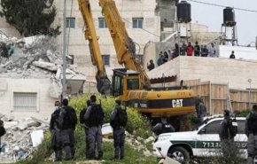 رژیم صهیونیستی یک خانواده فلسطینی را به تخریب خانه‌اش مجبور کرد
