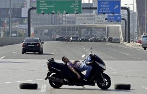 لبنان.. قطع الطرقات تزامنا مع إضراب قطاع النقل البري